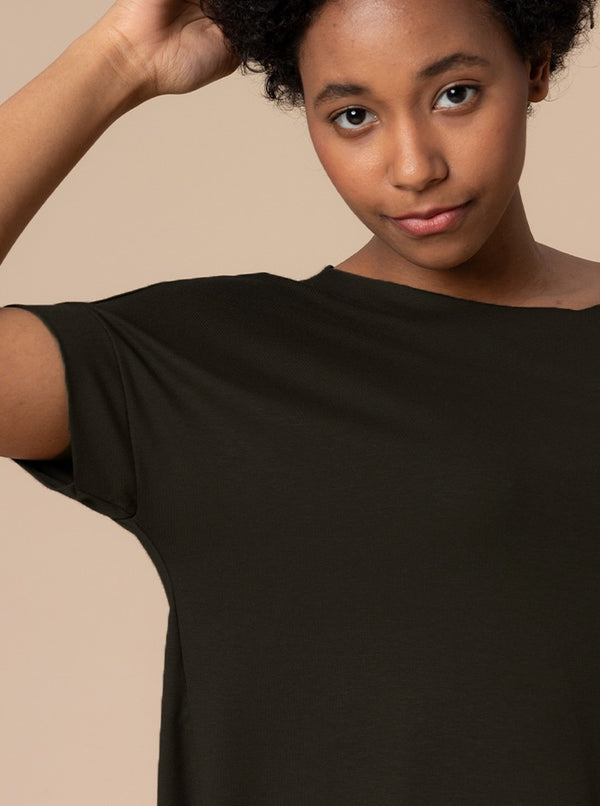 T-SHIRT CON SPACCHETTI  NERA