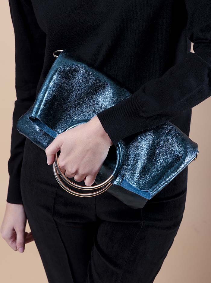 BORSA ANELLI IN PELLE LAMINATA IN  2 COLORI
