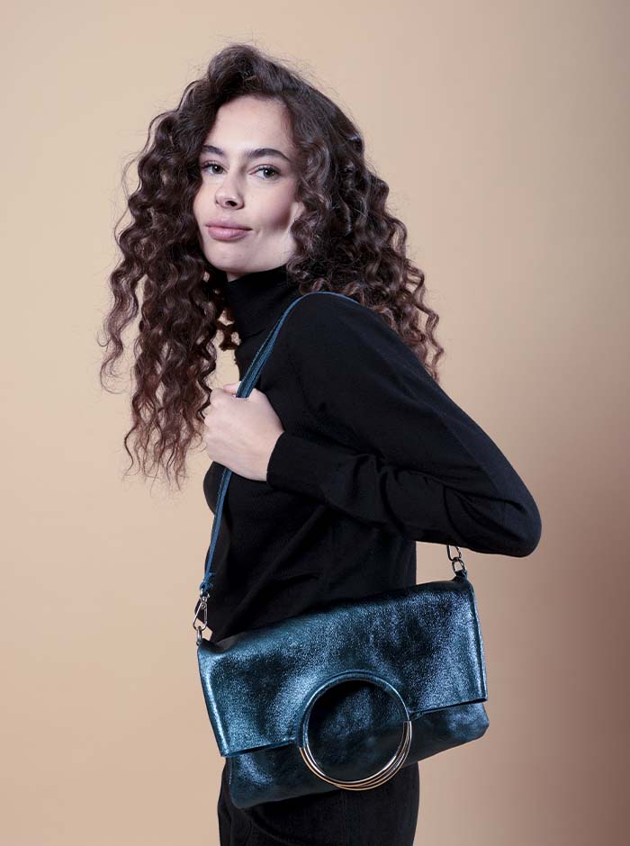 BORSA ANELLI IN PELLE LAMINATA IN  2 COLORI
