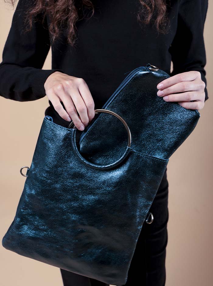 BORSA ANELLI IN PELLE LAMINATA IN  2 COLORI