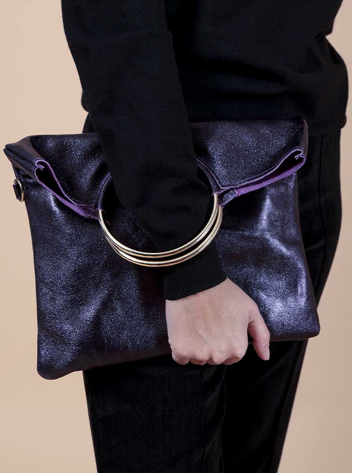 BORSA ANELLI IN PELLE LAMINATA IN  2 COLORI