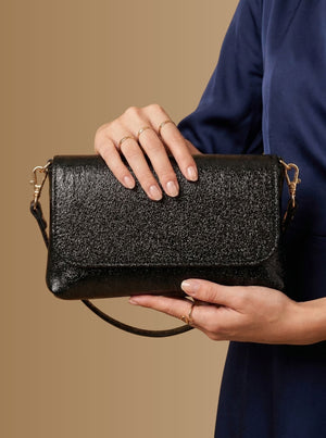 POCHETTE VENUS IN PELLE LAMINATA IN 4 COLORI